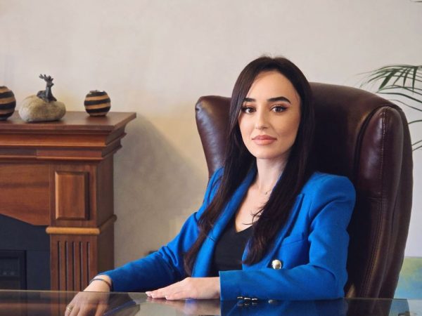 Monica Badea, Director de Vânzări EkoGroup, a Colaborare Remarcabilă cu Mellon România pentru Serviciul de Închiriere Totem, parte din rețeaua DOOH