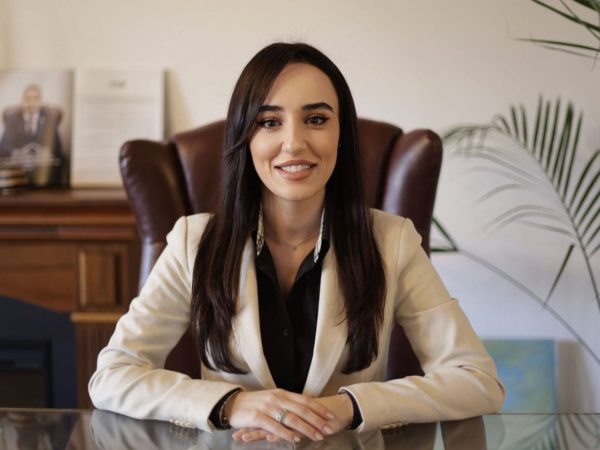 Monica Badea, director de vânzări EkoGroup, a Finalizat cu Succes Parteneriatul cu Shinzo Spa pentru Creșterea Expunerii în Piața de Publicitate cu ajutorul Steagurilor Direcționale